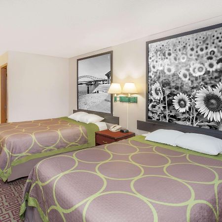 Super 8 By Wyndham Muscatine Hotel Екстериор снимка