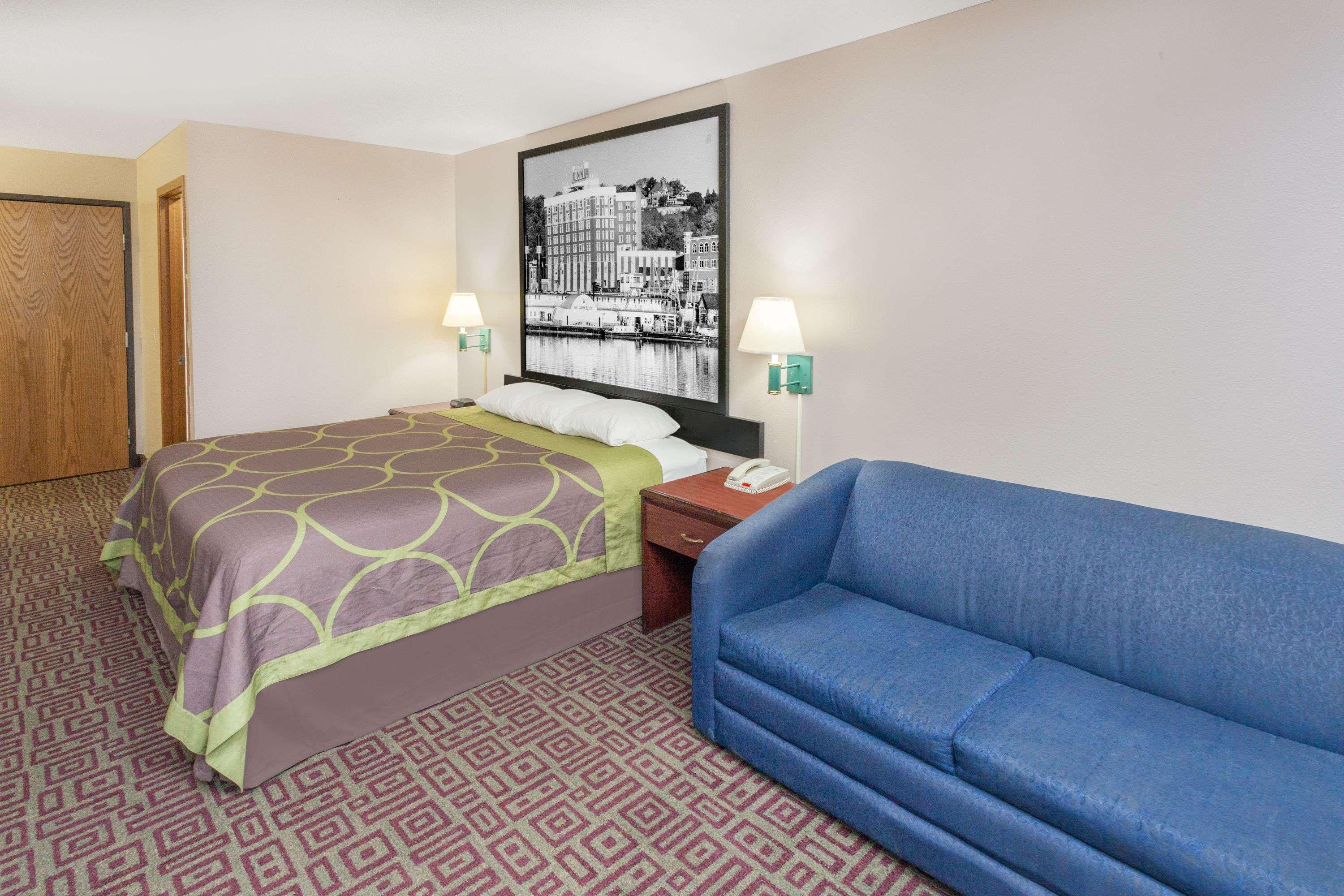 Super 8 By Wyndham Muscatine Hotel Екстериор снимка