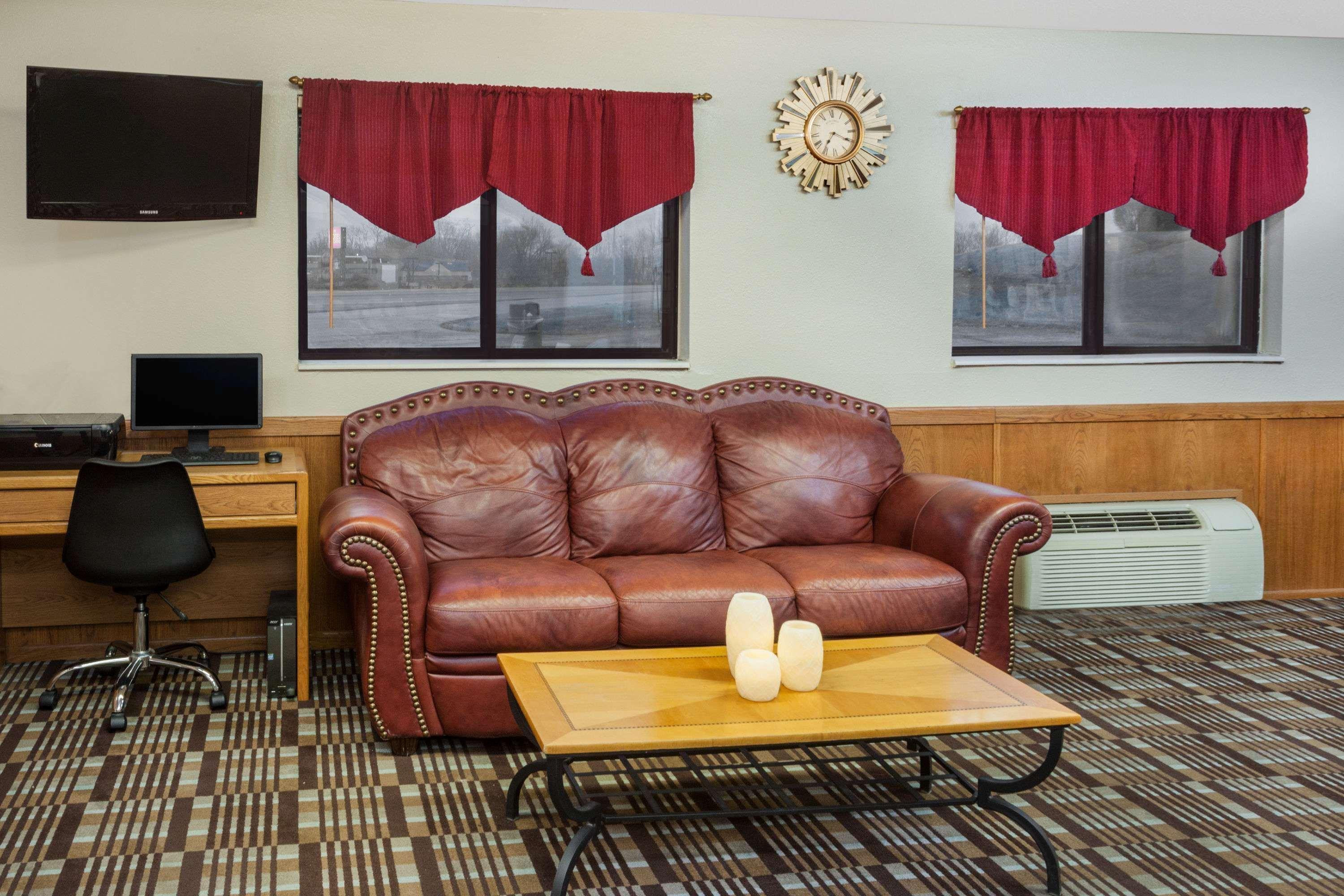 Super 8 By Wyndham Muscatine Hotel Екстериор снимка