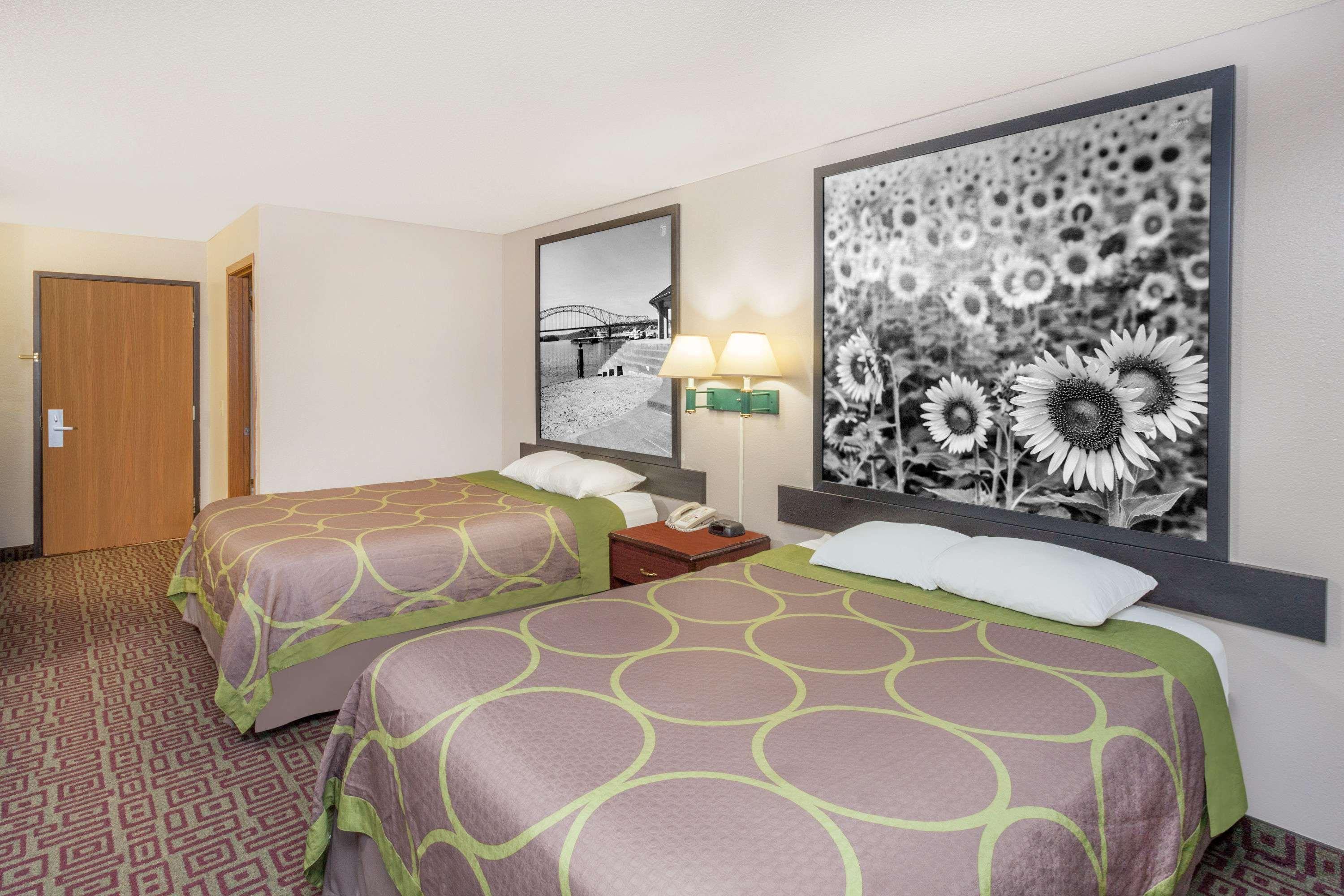 Super 8 By Wyndham Muscatine Hotel Екстериор снимка