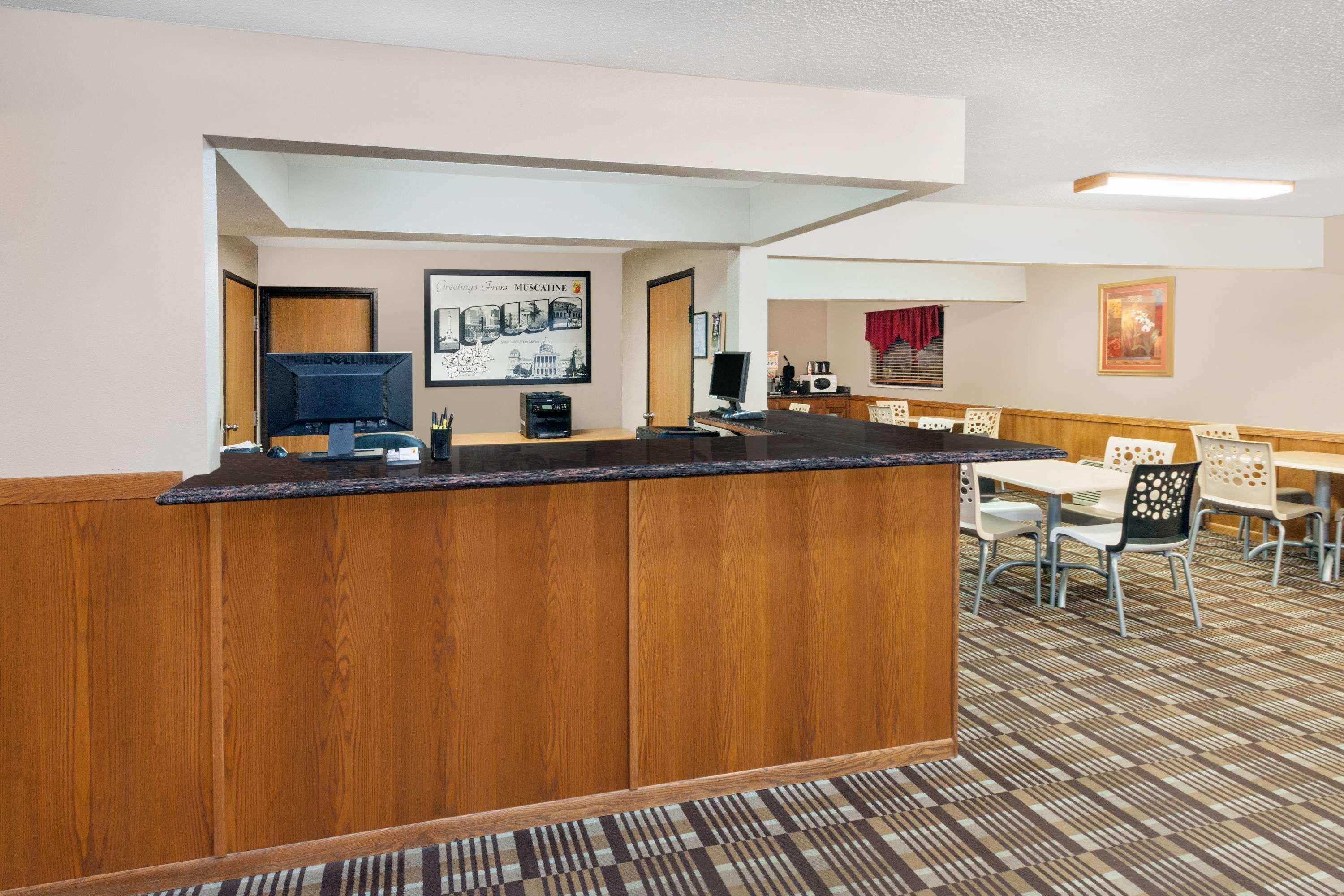 Super 8 By Wyndham Muscatine Hotel Екстериор снимка