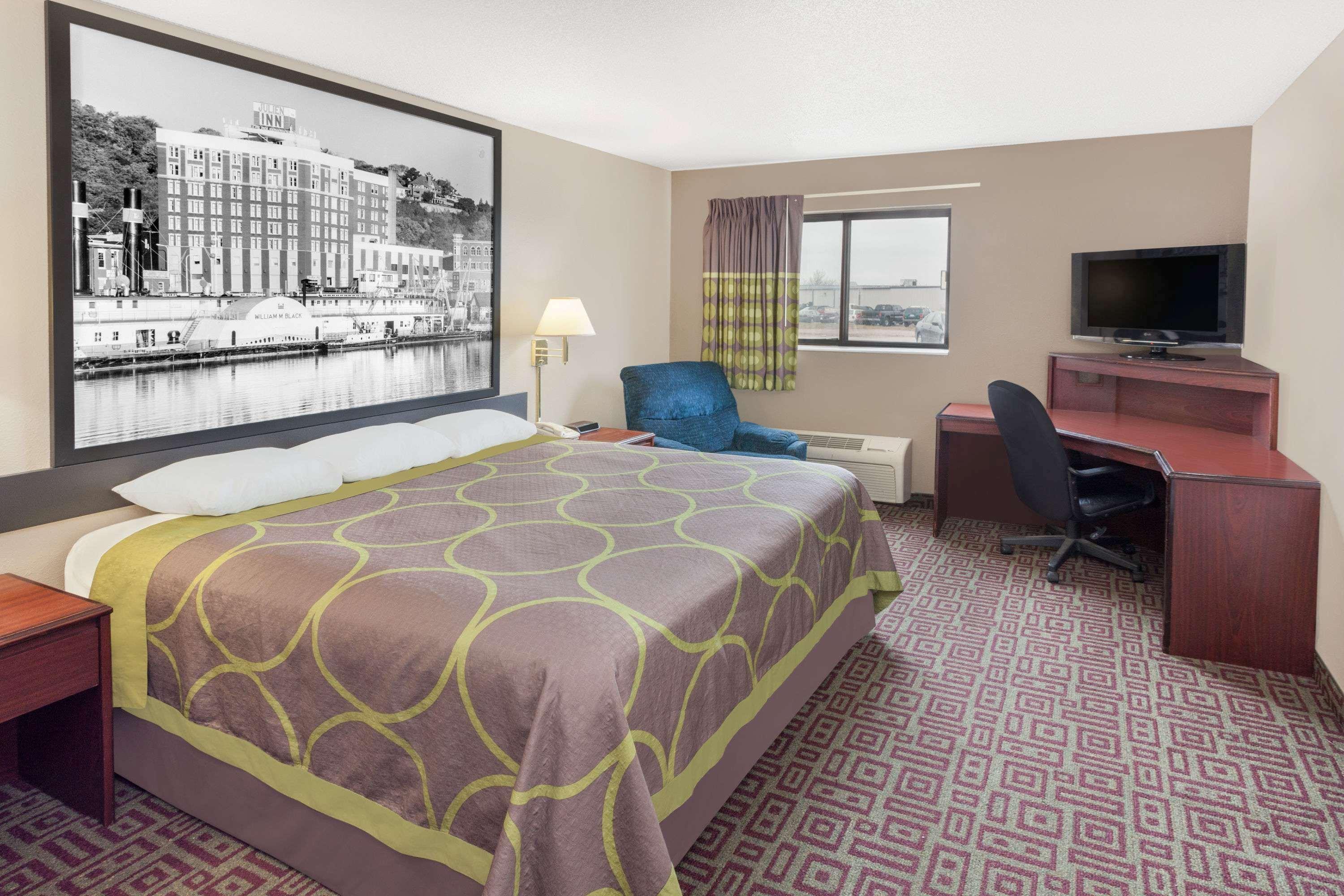 Super 8 By Wyndham Muscatine Hotel Екстериор снимка