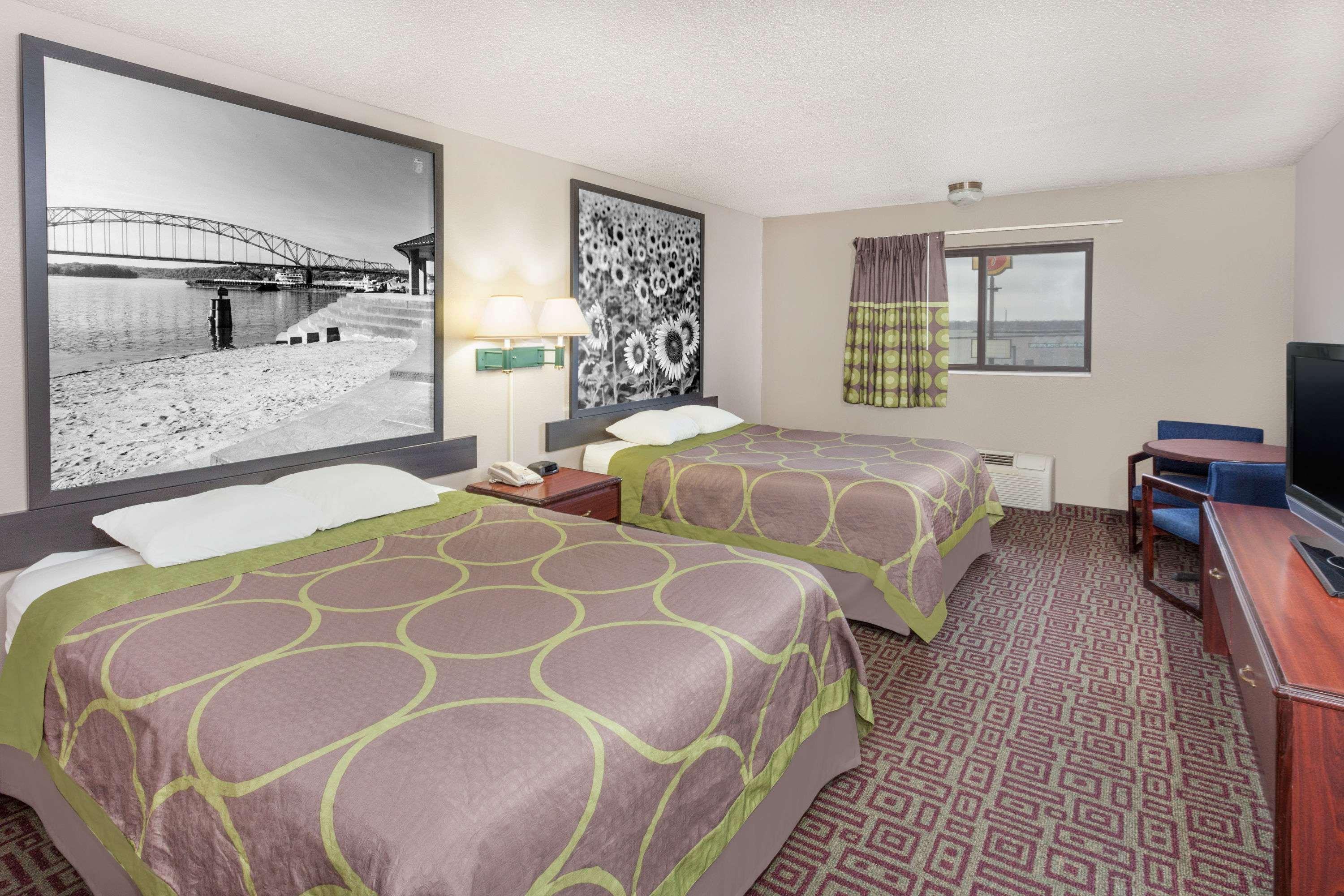 Super 8 By Wyndham Muscatine Hotel Екстериор снимка