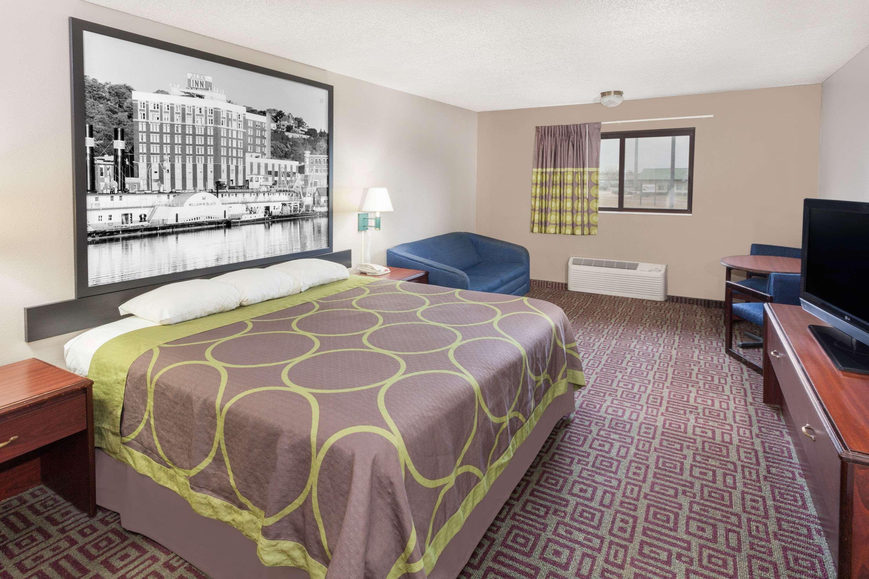 Super 8 By Wyndham Muscatine Hotel Екстериор снимка