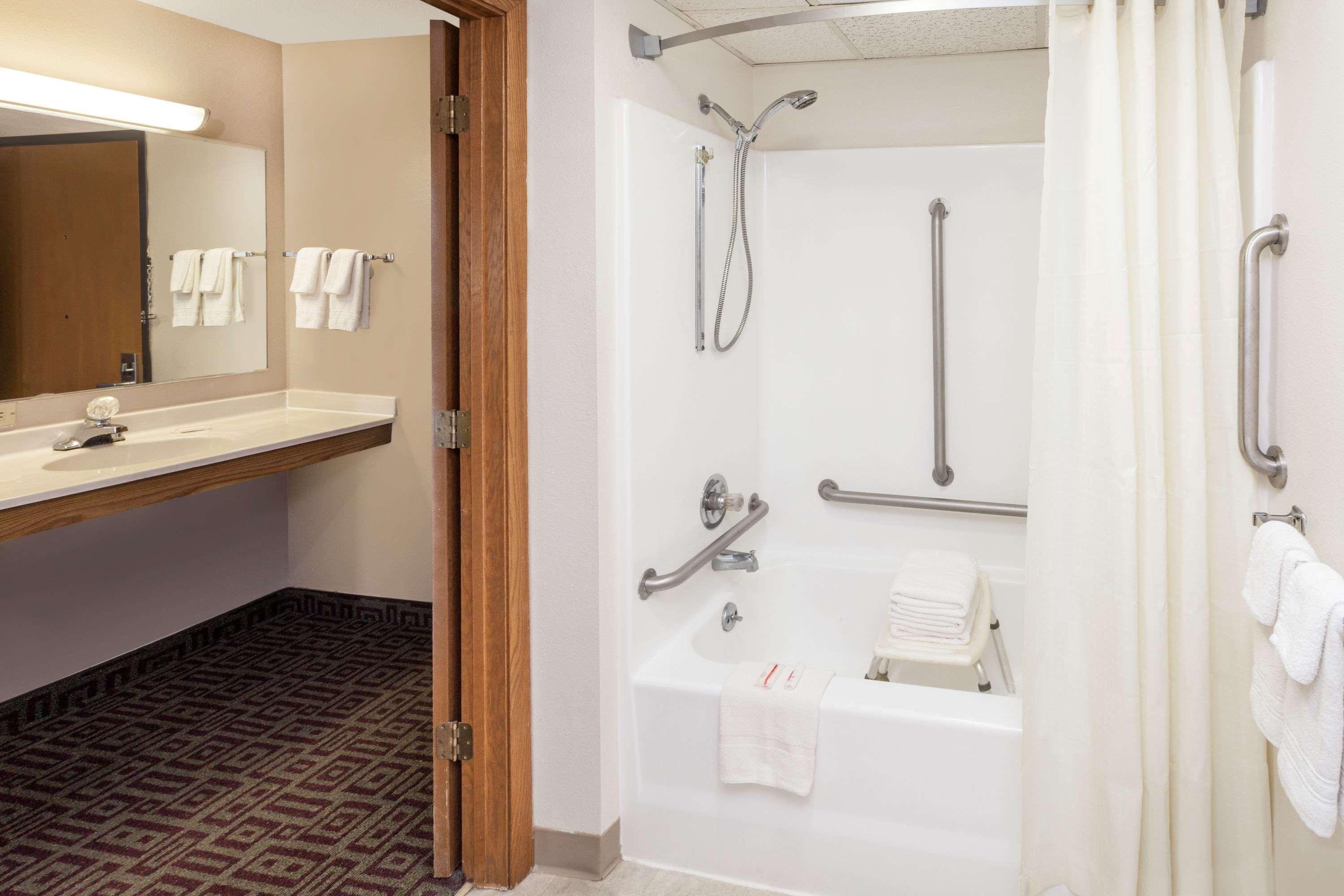 Super 8 By Wyndham Muscatine Hotel Екстериор снимка
