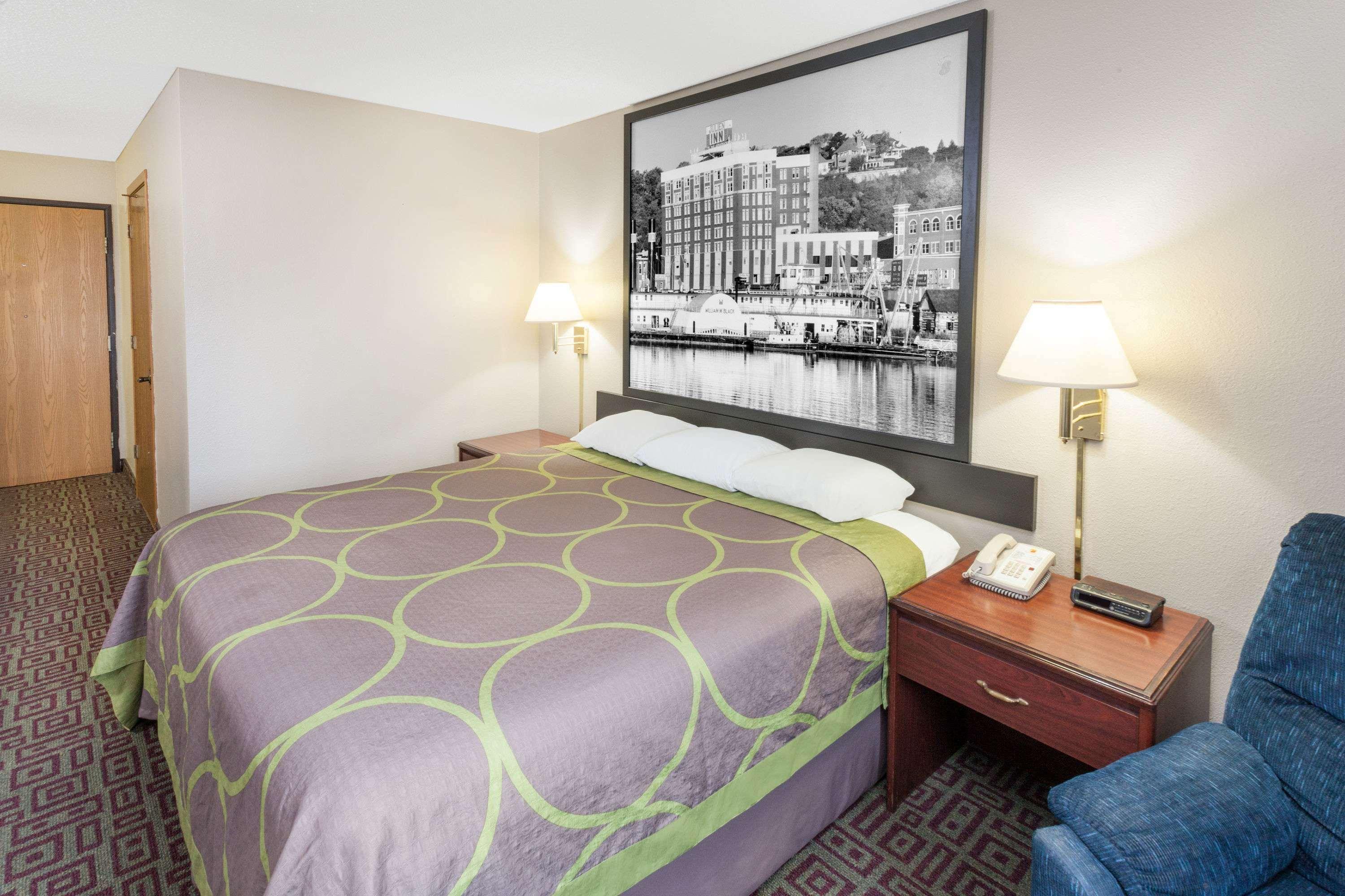 Super 8 By Wyndham Muscatine Hotel Екстериор снимка