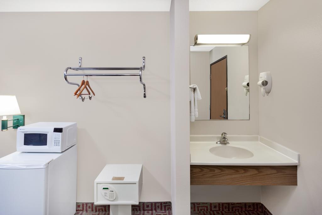 Super 8 By Wyndham Muscatine Hotel Екстериор снимка