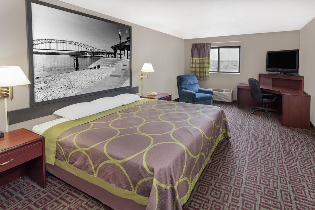 Super 8 By Wyndham Muscatine Hotel Екстериор снимка