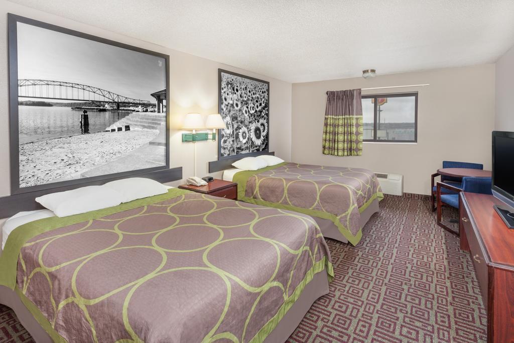 Super 8 By Wyndham Muscatine Hotel Екстериор снимка