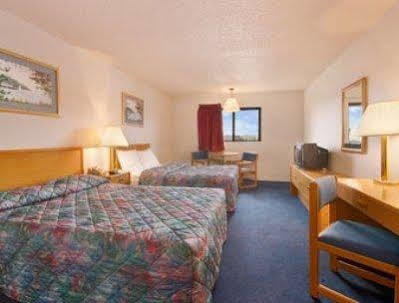 Super 8 By Wyndham Muscatine Hotel Екстериор снимка